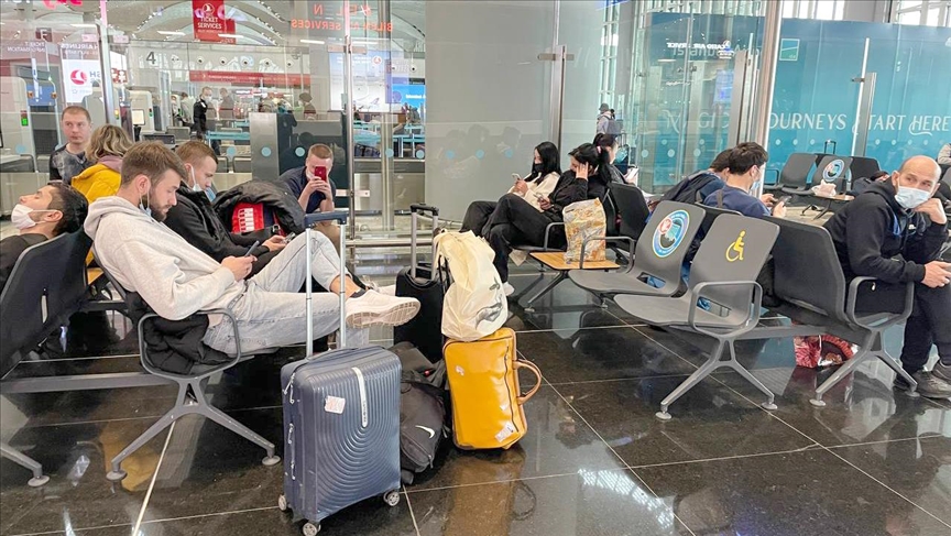 الركاب الأوكرانيون والروس يواصلون الانتظار في مطارَي إسطنبول