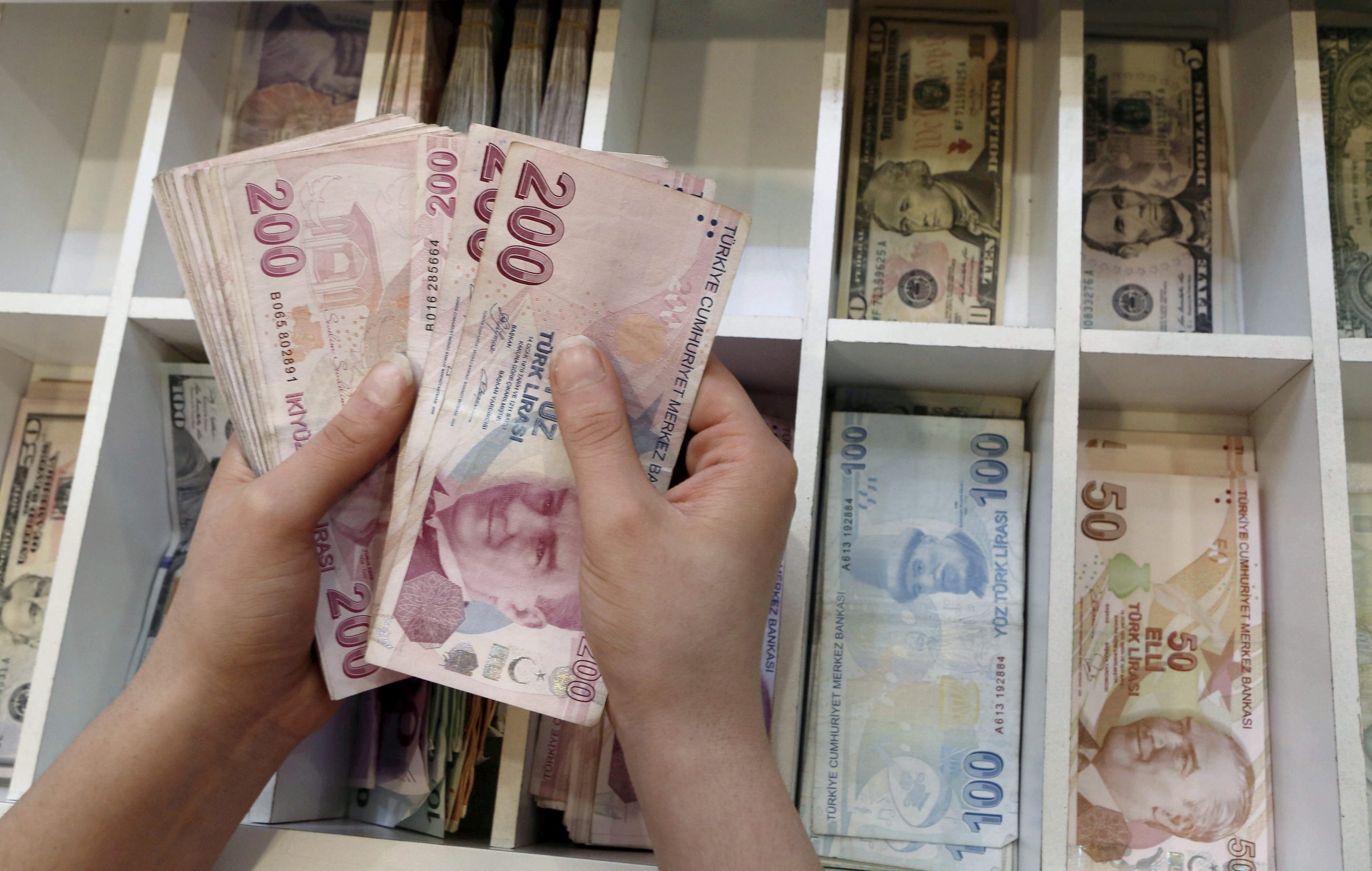سعر صرف الليرة التركية مقابل الدولار واليورو في تعاملات اليوم الإثنين 18 / 4 / 2022