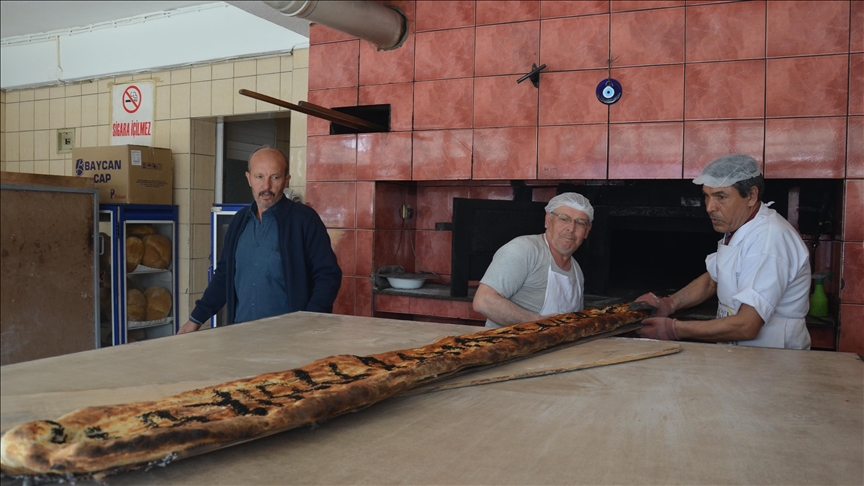 مانيسا.. تركي يصنع “خبز رمضان” بطول 3.5 أمتار