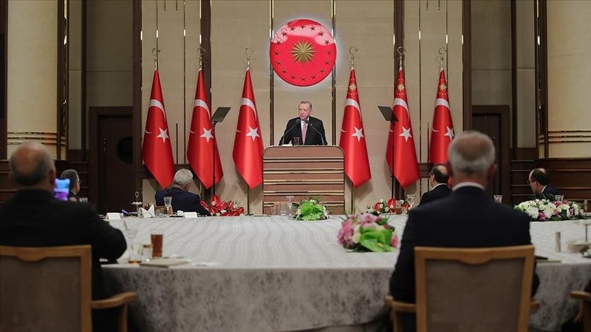 أردوغان يتناول الإفطار مع التجار والحرفيين