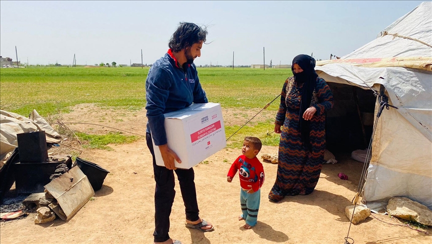 “أطباء حول العالم” التركية تقدم مساعدات شمالي سوريا