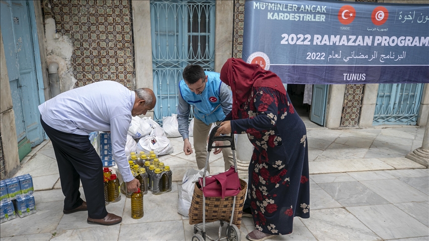 “الدّيانة التركي” يبدأ توزيع مساعدات رمضان في تونس