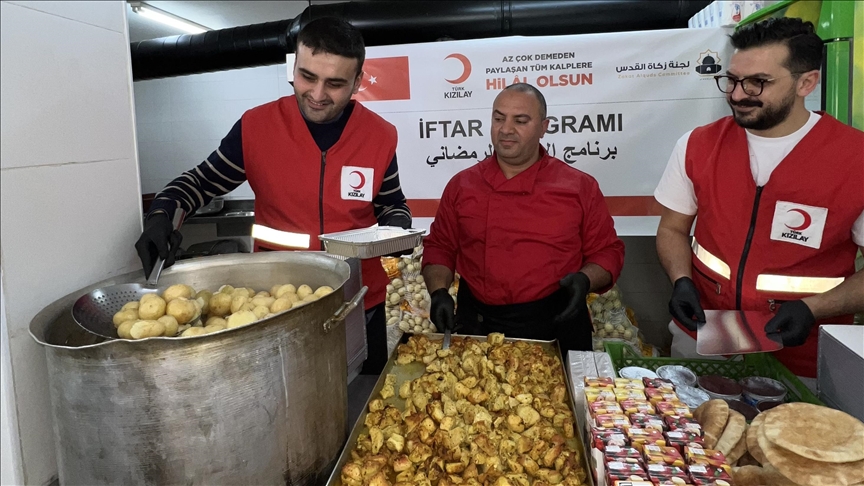 الشيف بوراك يتبرع بإقامة إفطار جماعي لـ 2000 شخص في ساحة المسجد الأقصى