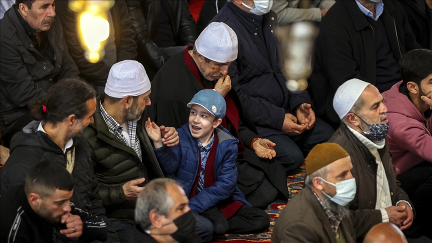 جامع الفاتح بإسطنبول يكتظ بالمصلين في جمعة رمضان الأولى
