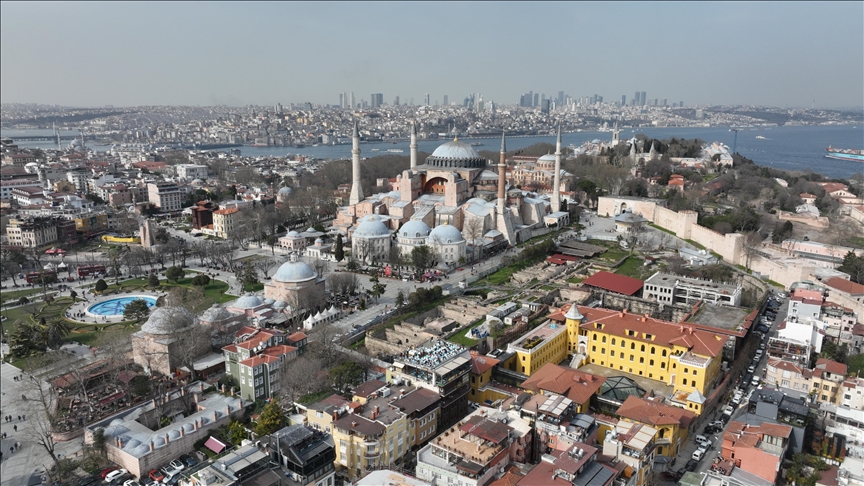 مساجد إسطنبول تتزين فرحا بقدوم رمضان
