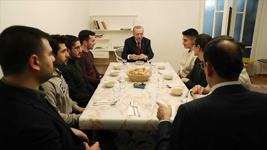 أردوغان يحل ضيفا على مائدة إفطار طلاب جامعيين
