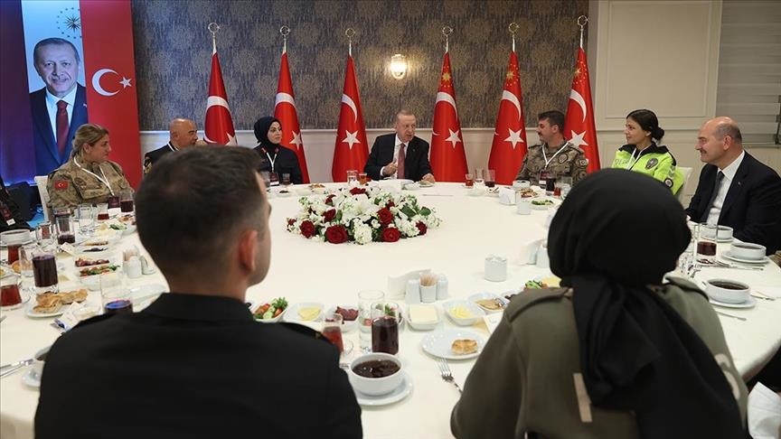 أردوغان يشارك رجال أمن مائدة إفطارهم في إسطنبول