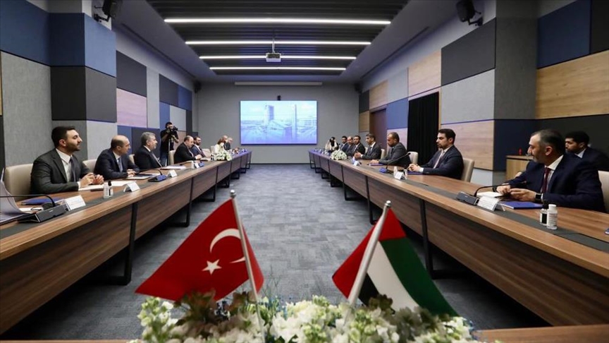 وزير الصناعة التركي يلتقي وزير التجارة الإماراتي في أنقرة