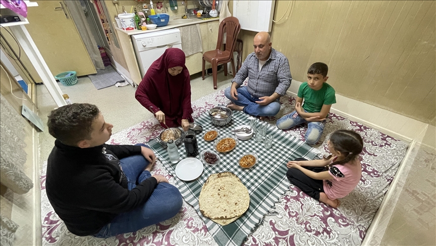 تركيا.. اللاجئون السوريون يجلسون أمام أول مائدة إفطار رمضانية