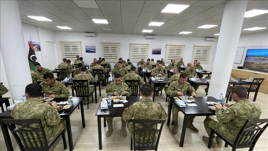 ليبيا.. الجنود الأتراك يتناولون أول إفطار لهم في رمضان