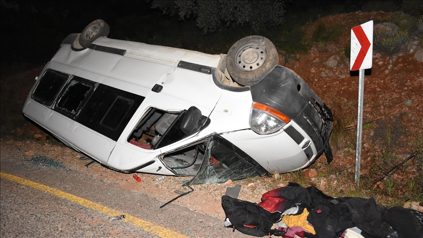 إصابة مهاجرين اثنين جراء حادث حافلة غربي تركيا