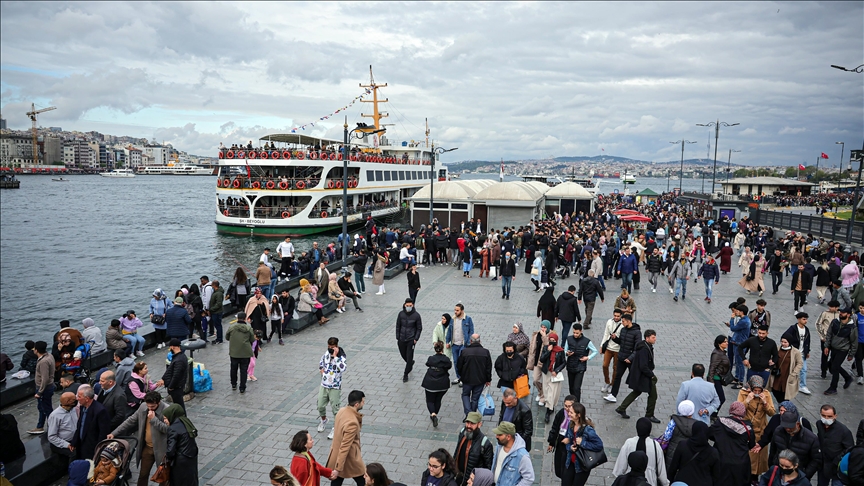 إسطنبول.. السياح في “أمينونو” للاستمتاع بالإطلالة والتسوق
