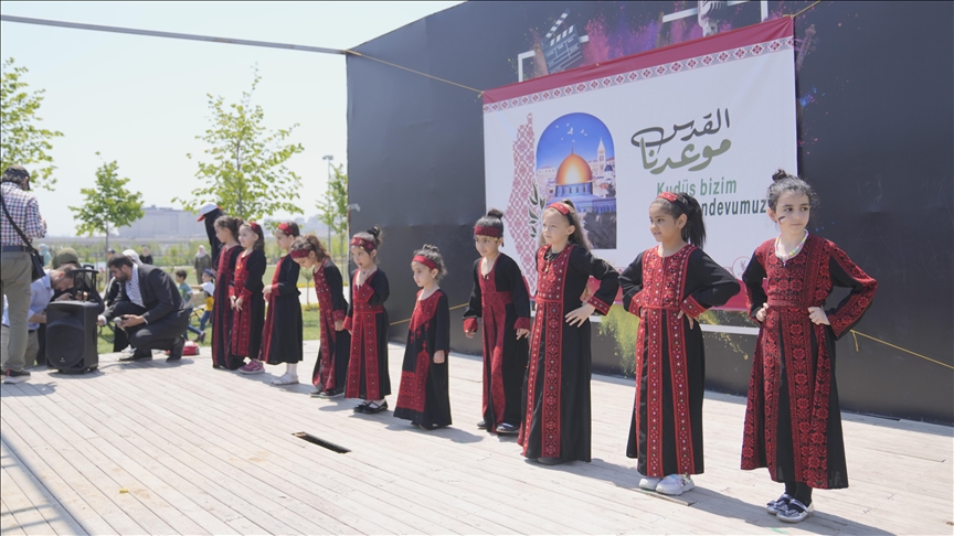 أطفال أتراك وعرب يحيون ذكرى النكبة الفلسطينية في إسطنبول