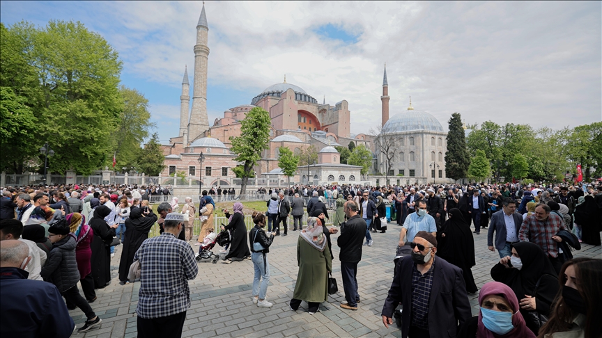 إقبال كثيف من السياح على شبه الجزيرة التاريخية بإسطنبول