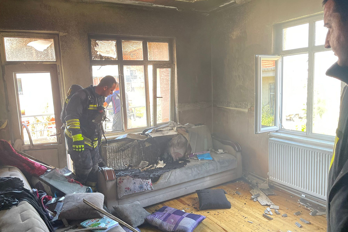 بسبب شاحن الجوال.. حريق في منزل مواطن “أجنبي” في قونية