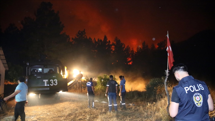تواصل إخماد الحرائق في غابات موغلا لليوم الثاني (صور)
