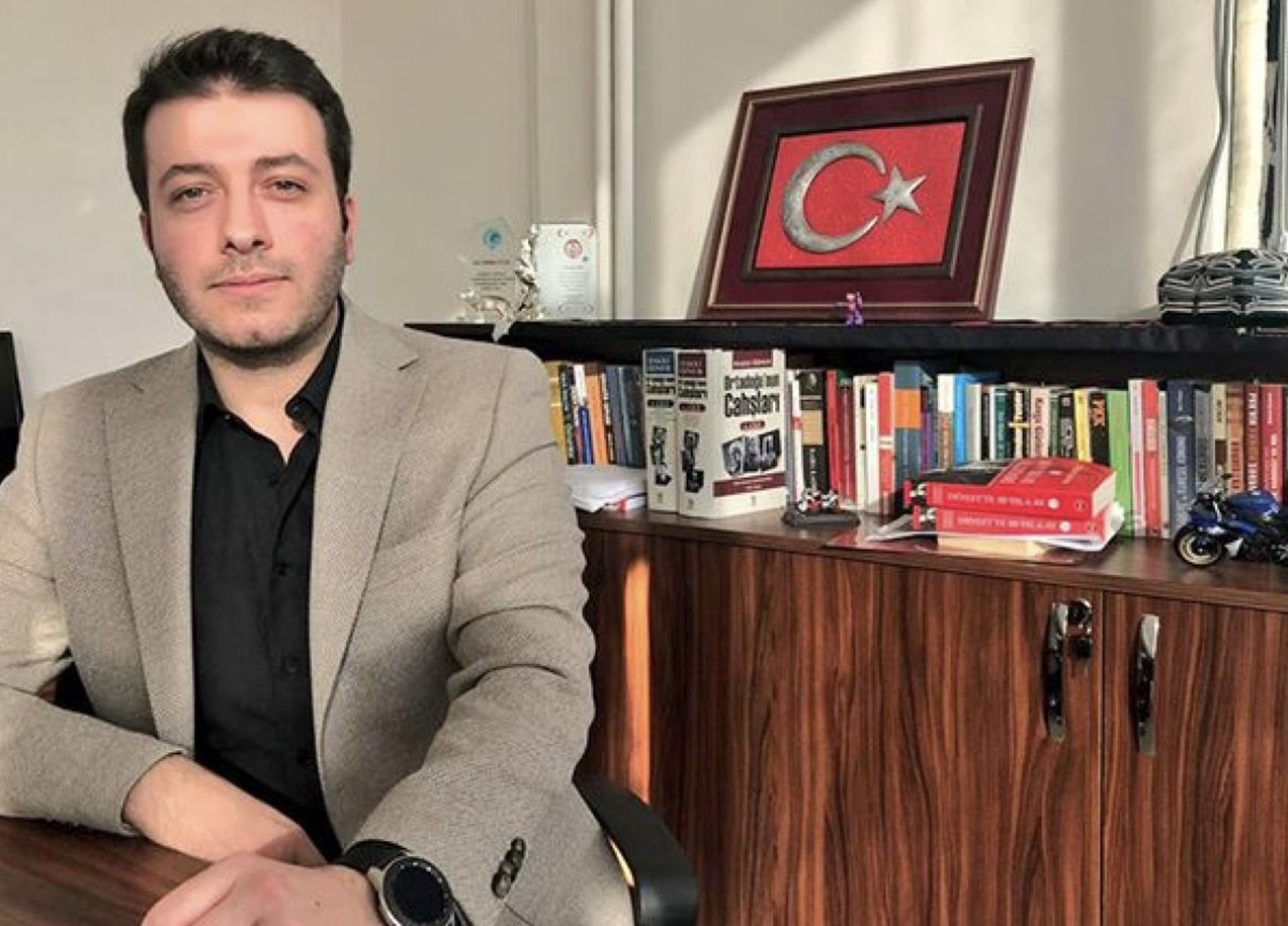 “كان يتهم السوريين بالتحرش”.. محكمة تركية تدين صحافياً معادياً للاجئين بتهمة “الاعتداء الجنسي”