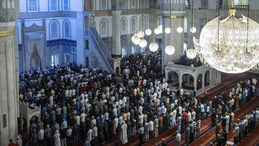 الآلاف يؤدون صلاة عيد الأضحى في مساجد تركيا