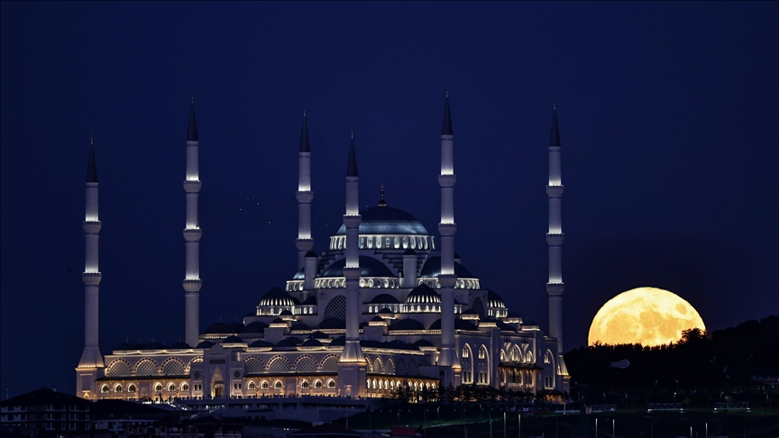 (فيديو) عشاق التصوير يتسابقون لالتقاط “القمر بدرا” مع معالم إسطنبول
