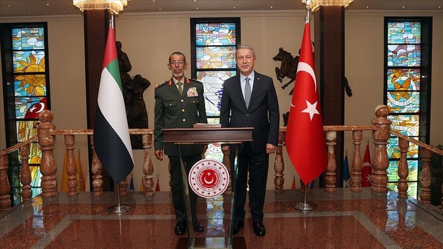 وزير الدفاع التركي ورئيس الأركان الإماراتي يبحثان التعاون الثنائي
