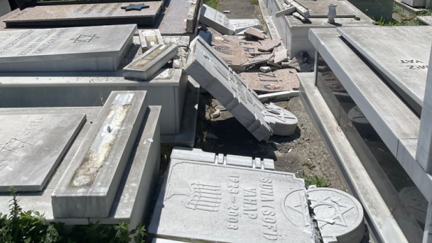 القبض على 5 أطفال دمروا شواهد مقبرة يهودية في إسطنبول