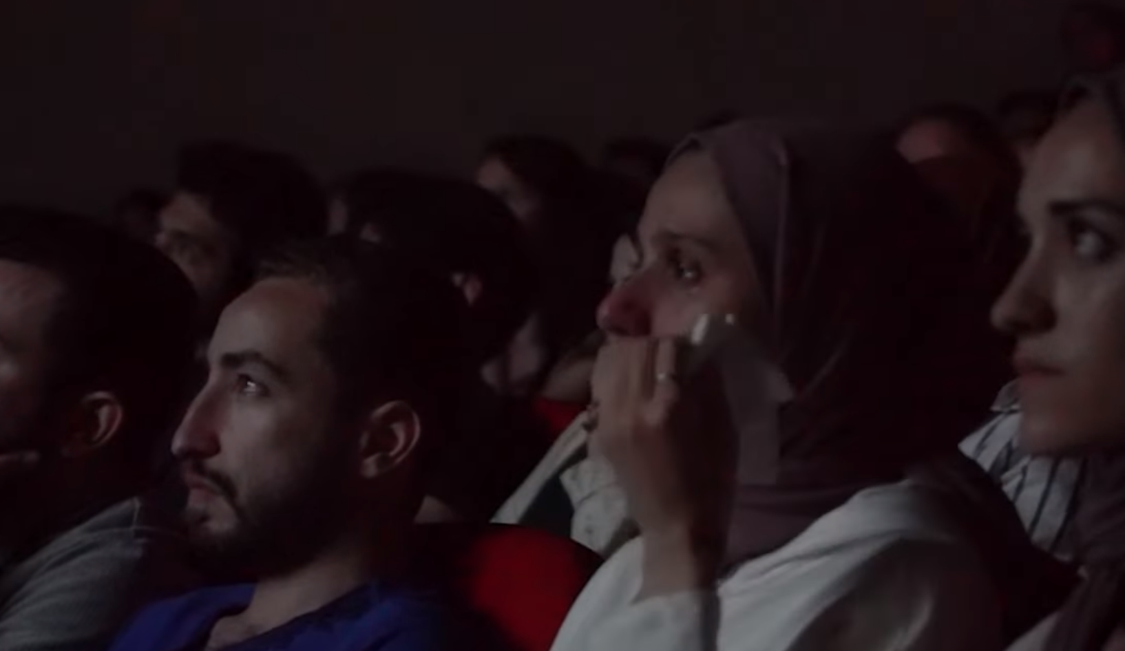 أتراك يبكون على حال حلب بعد مشاهدتهم فيلم “من أجل سما”
