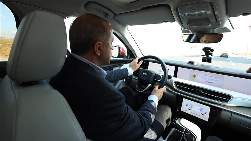 أردوغان يجري قيادة تجريبية للسيارة المحلية “توغ”